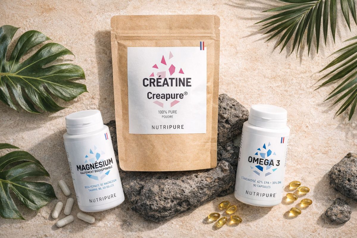 Produits Nutripure disponibles à La Réunion : créatine Creapure, magnésium bisglycinate et oméga-3 Epax, posés sur des roches volcaniques avec des feuilles tropicales