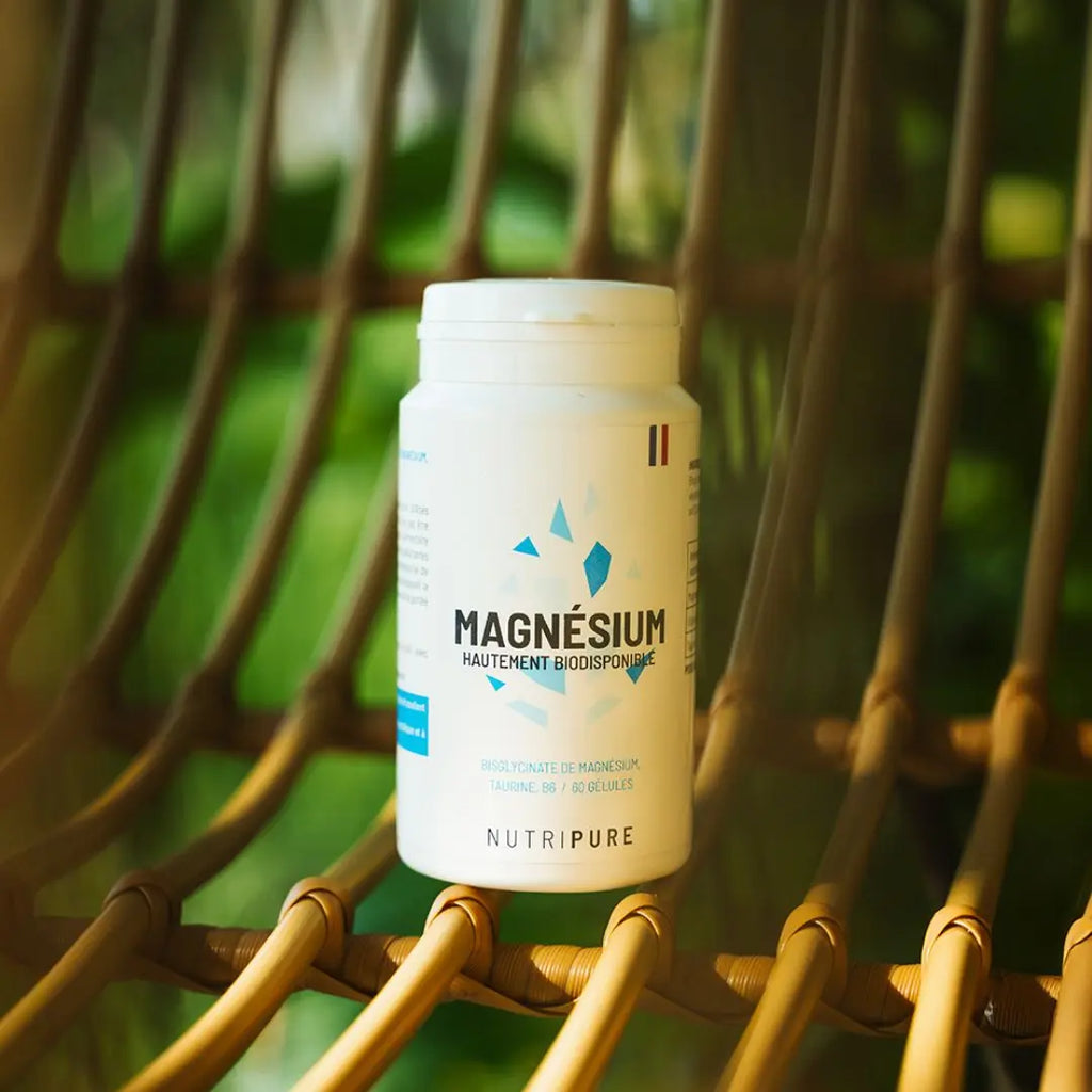 Flacon Magnésium Bisglycinate Taurine B6 Nutripure posé sur fauteuil en rotin – complément fatigue et système nerveux