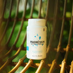 Flacon Magnésium Bisglycinate Taurine B6 Nutripure posé sur fauteuil en rotin – complément fatigue et système nerveux