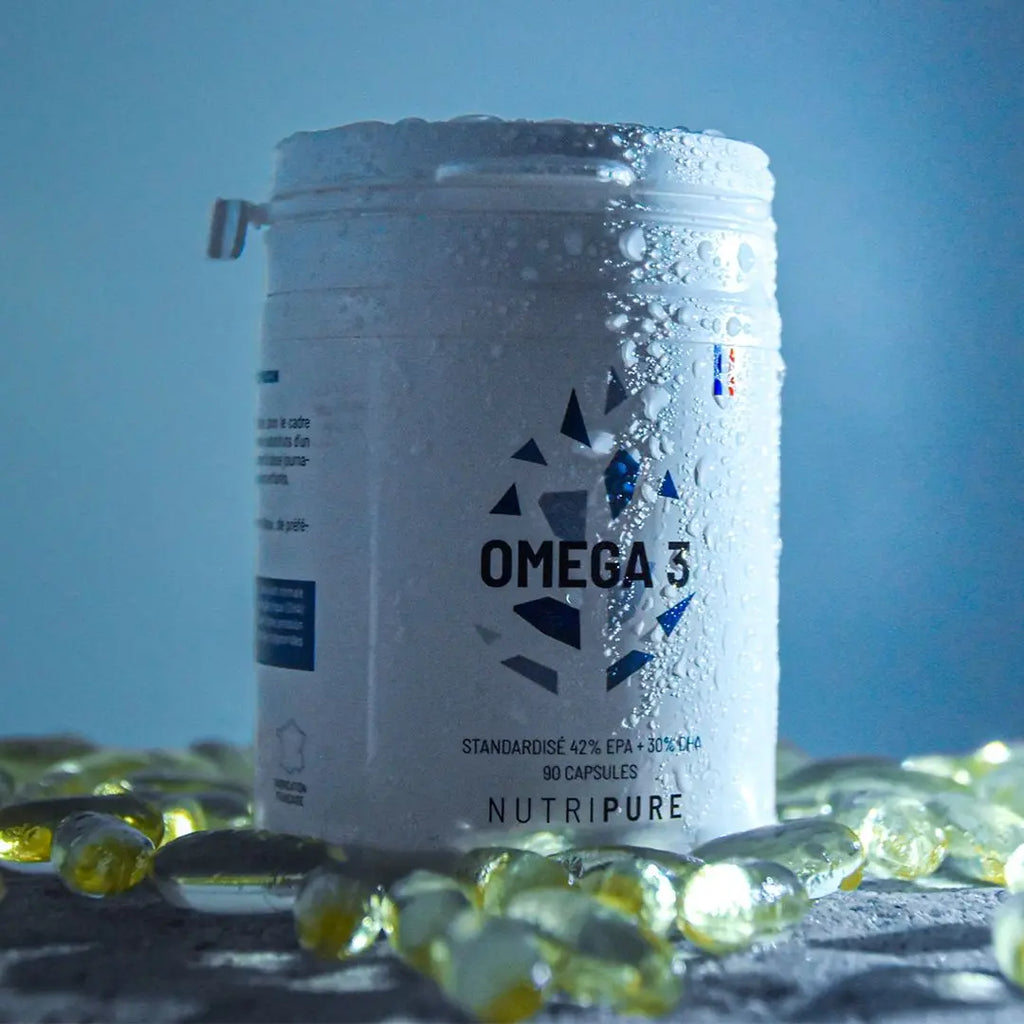 Flacon Oméga 3 EPA DHA Nutripure entouré de capsules d'huile de poisson – complément cœur et cerveau